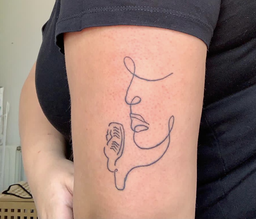 Nia vrouw mic tattoo